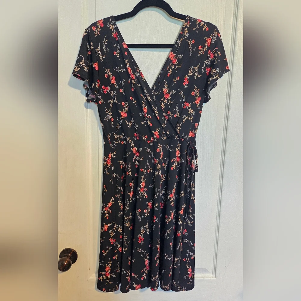 Kaileigh Dark Floral Wrap Mini Dress Size M - Picture 2 of 10